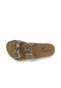 Luipaardprint slide-sandalen met twee verstelbare bruine banden, een gevoerd voetbed en een gladde, gestructureerde zool. Algemeen kleurenschema: tan en zwart.