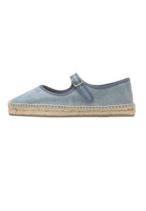 Espadrille Mary Jane en toile bleu clair avec semelle enveloppée de jute et bride réglable à boucle, vue de côté sur fond blanc.