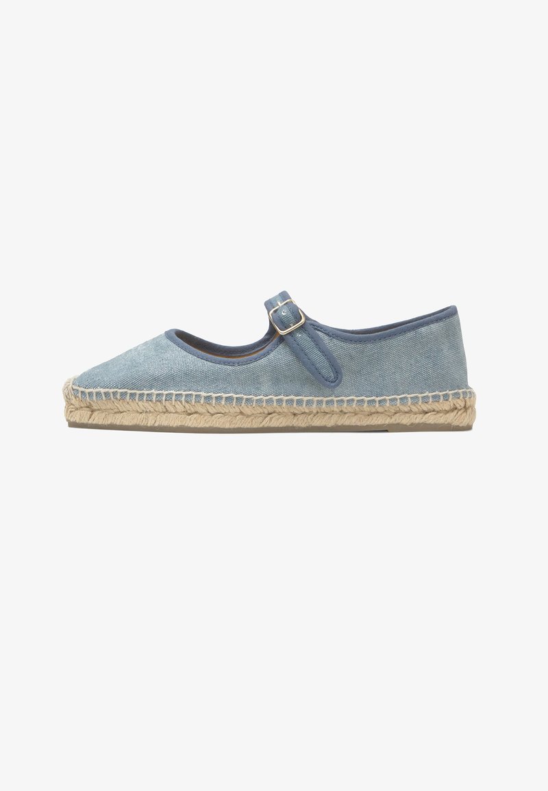 Espadrille Mary Jane en toile bleu clair avec semelle enveloppée de jute et bride réglable à boucle, vue de côté sur fond blanc.
