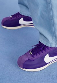 Nike Sportswear CORTEZ - Joggesko - field purple/summit white/alabaster