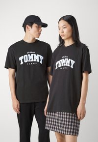 Tommy Jeans VARSITY TEE UNISEX - Camiseta estampada - black