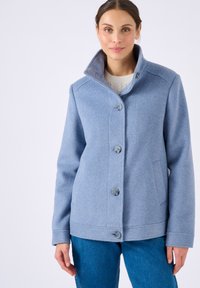 Chaqueta de mezcla de lana de color azul claro con cuello alto, cinco botones y bolsillos laterales. Textura suave y diseño entallado para un ajuste ajustado.