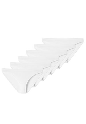 Valkoiset puuvillabikinit esillä rivissä, jossa on sileä pinta, matala vyötäröleikkaus ja minimalistinen muotoilu.