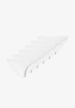 Valkoiset puuvillabikinit esillä rivissä, jossa on sileä pinta, matala vyötäröleikkaus ja minimalistinen muotoilu.