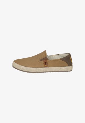 Zapato informal tipo slip-on en tela color beige con suela trenzada, detalles elásticos en los laterales, forro interior a rayas y parche marrón en el talón con costura amarilla.
