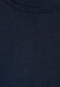 Donker marineblauwe gebreide stof met een fijne ribstructuur en een ronde halslijn. Het patroon lijkt consistent zonder zichtbare versieringen.