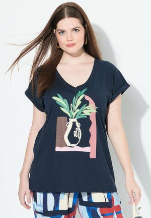 Mørkeblå V-hals t-shirt med et botanisk vase grafik, der viser grønne blade og geometriske elementer i pink og brunt. Blødt bomuldsstof.