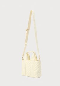 Κανταρολέ υφής ανοιχτό κίτρινο τσάντα χειρός με δύο επάνω λαβές και ρυθμιζόμενο ιμάντα. Διαθέτει ανάγλυφο λογότυπο και ομαλή υφή.