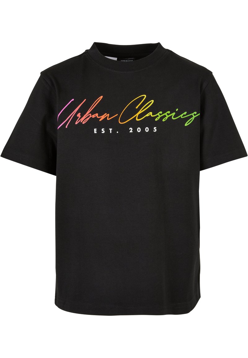 Černé bavlněné tričko s krátkým rukávem, na přední straně s barevným nápisem "Urban Classics" a "EST. 2005" napsaným kurzívou.