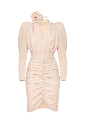 Kremowa sukienka z głębokim dekoltem w kształcie V, długimi bufkami oraz marszczeniami z przodu; posiada pasujący kwiatowy akcent z tego samego materiału.