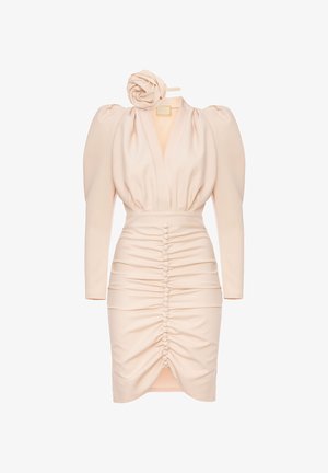 Kremowa sukienka z głębokim dekoltem w kształcie V, długimi bufkami oraz marszczeniami z przodu; posiada pasujący kwiatowy akcent z tego samego materiału.