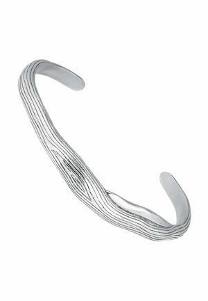 Pulsera de manga de metal plateado con un diseño ondulado, líneas grabadas y acentos pulidos, de extremo abierto para un ajuste ajustable.