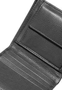 Schwarze Lederbörse mit strukturierter Oberfläche, ausgestattet mit mehreren Kreditkartenfächern und einem Fach für Bargeld. Genähte Kanten für erhöhte Haltbarkeit.