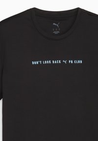 Sort T-shirt med teksten "DON'T LOOK BACK" og "PR CLUB" i reflekterende blå skrift. Velegnet til hverdagstøj eller atletiske aktiviteter.