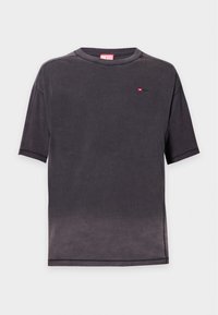 T-shirt Diesel gris foncé à manches courtes avec col rond, petit logo Diesel rouge et blanc sur la poitrine et effet délavé en bas.