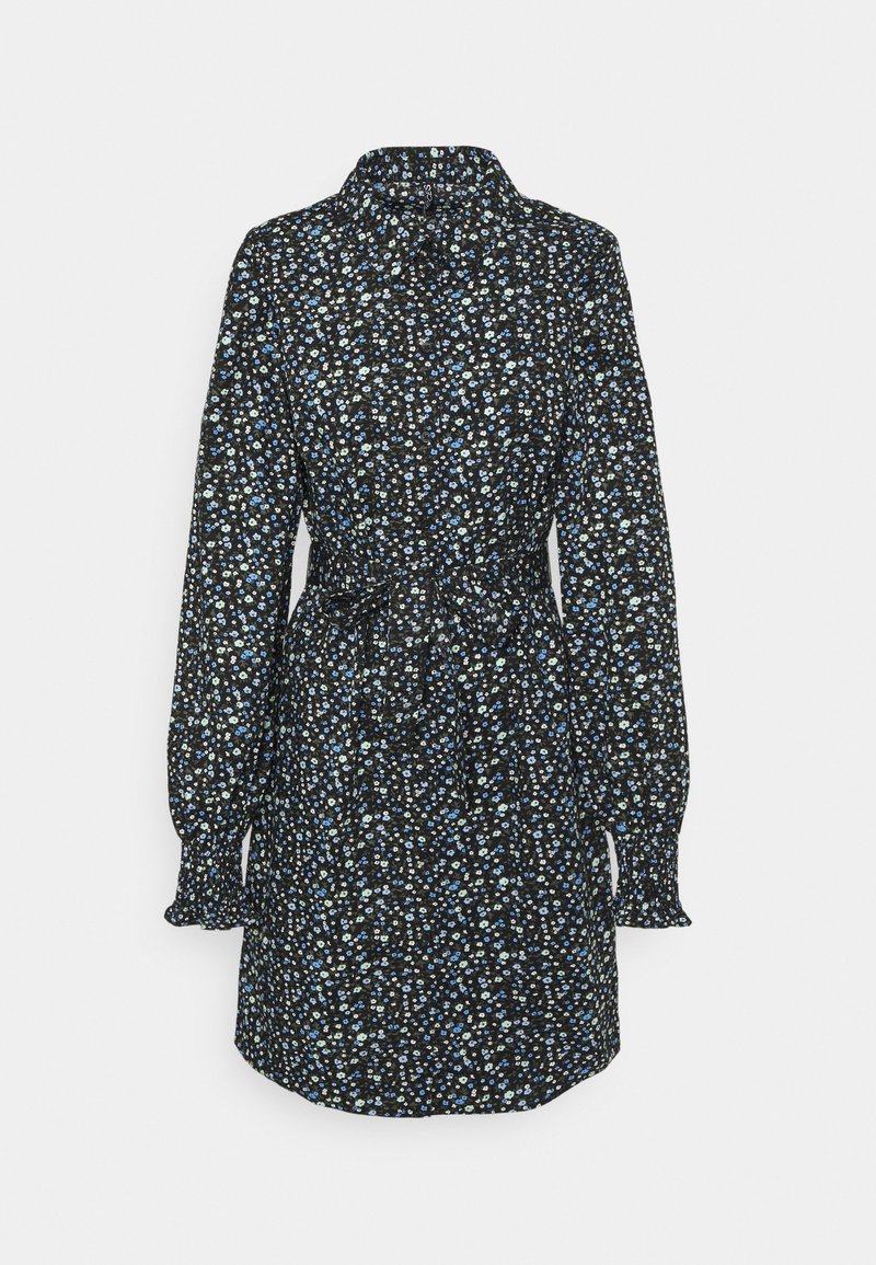 Vestido preto com padrão floral em azul e branco; apresenta um colarinho, mangas longas e uma cintura cingida com cinto para ajuste da fit.