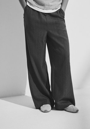 REGULAR FIT - 2 PACK PINSTRIPE WIDE PULL ON - Stoffhose - black dark grey
