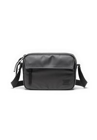 Čierna crossbody taška vyrobená z syntetického materiálu, s viacúčelovým zipsom na vrchu, nastaviteľným popruhom a embosovaným logom na prednej strane.