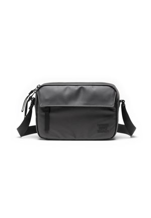 Čierna crossbody taška vyrobená z syntetického materiálu, s viacúčelovým zipsom na vrchu, nastaviteľným popruhom a embosovaným logom na prednej strane.