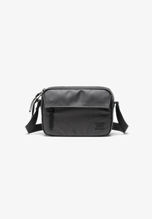 Bolso bandolera negro hecho de material sintético, con parte superior con cremallera, correa ajustable y logotipo en relieve en la parte frontal.