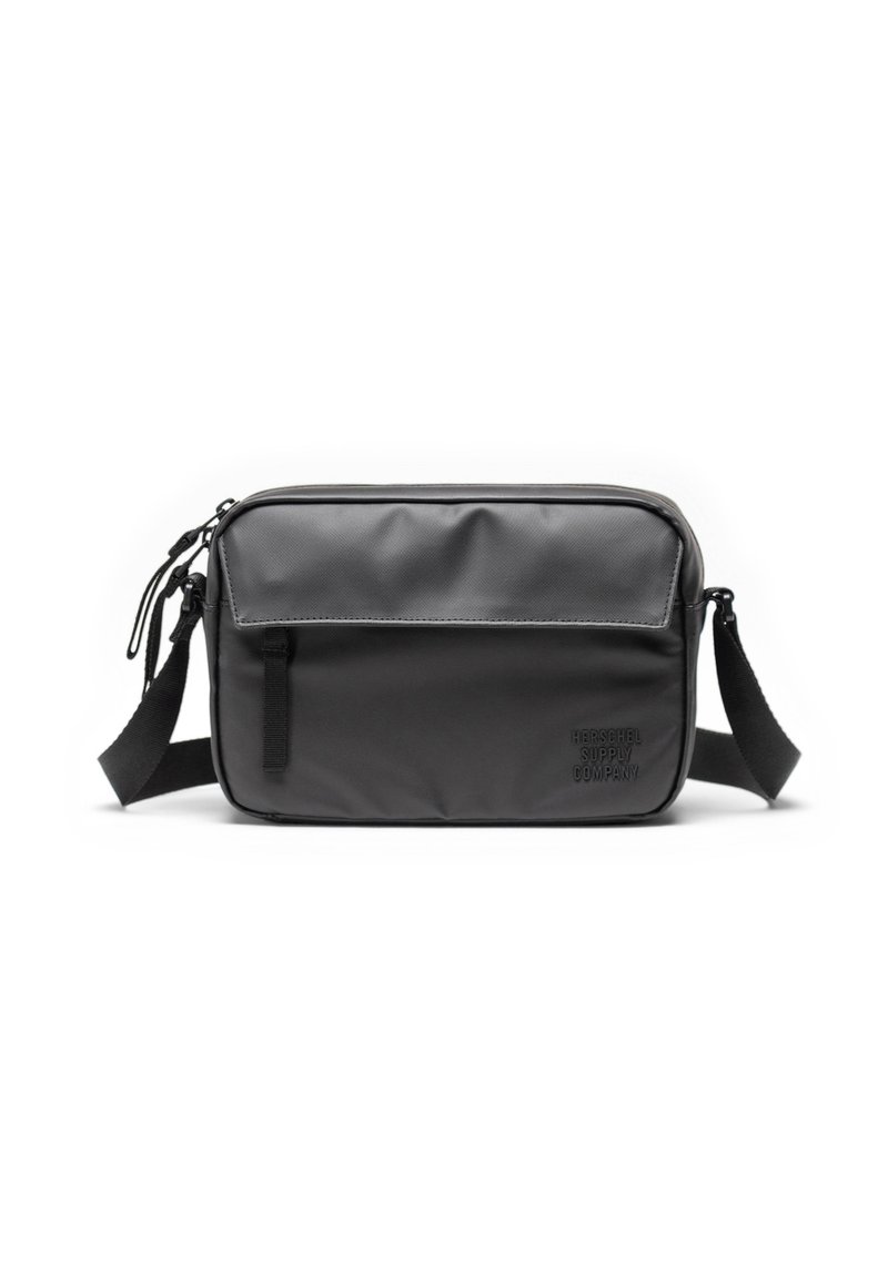 Čierna crossbody taška vyrobená z syntetického materiálu, s viacúčelovým zipsom na vrchu, nastaviteľným popruhom a embosovaným logom na prednej strane.
