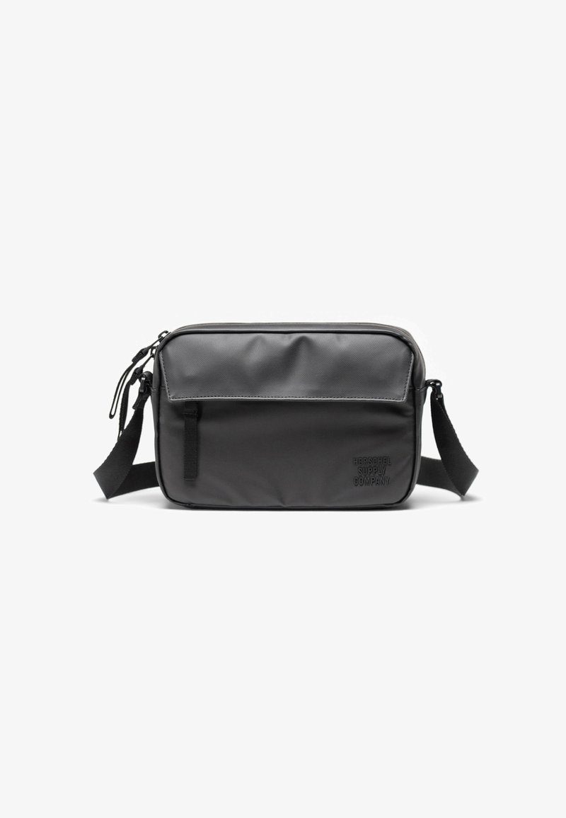 Čierna crossbody taška vyrobená z syntetického materiálu, s viacúčelovým zipsom na vrchu, nastaviteľným popruhom a embosovaným logom na prednej strane.