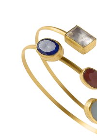 Bransoletka z metalu w odcieniu złota, ozdobiona czterema nieregularnymi kamieniami szlachetnymi: niebieskim, czerwonym, szarym i przezroczystym, o fakturowanym wykończeniu i eleganckim designie.