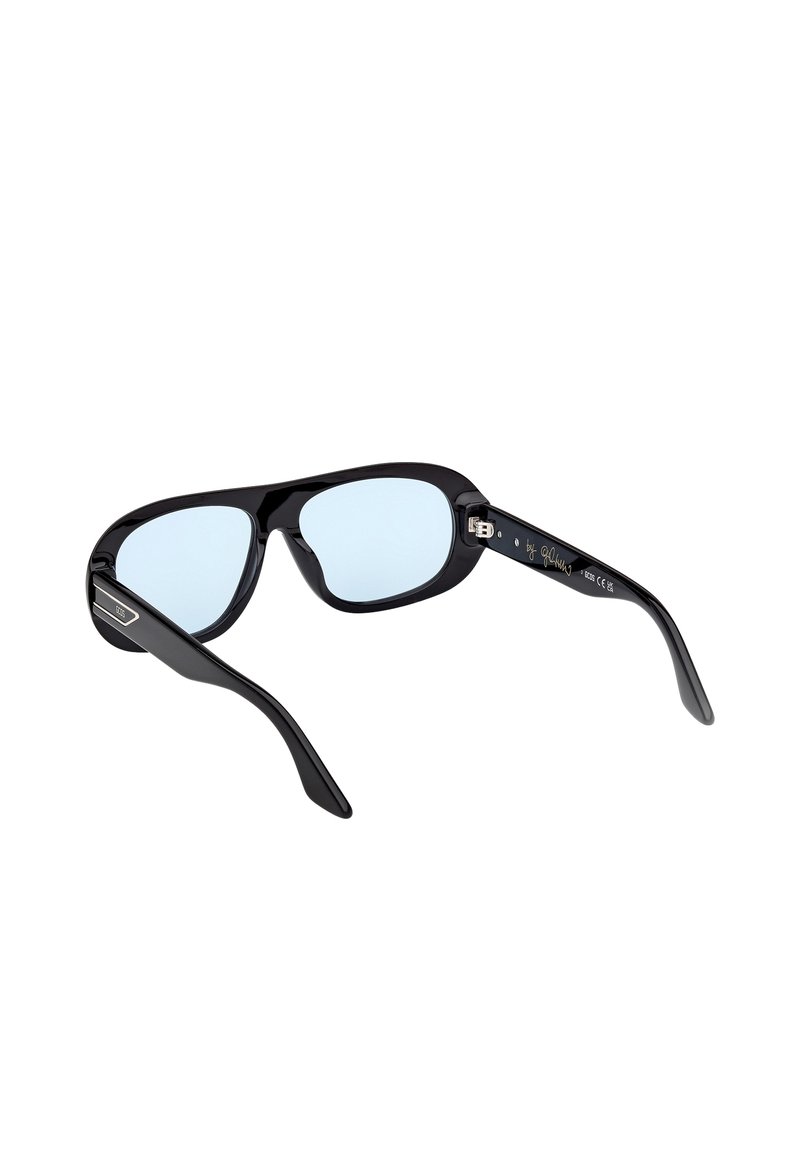 Des lunettes de soleil noires avec des verres bleus, au design élégant et enveloppant, avec des branches courbées présentant des détails matériels minimaux et des accents de logo.