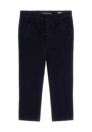 Czarne spodnie dla małego dziecka z przednimi kieszeniami, szlufkami na pasek, zapięciem na guzik oraz metką GUESS po wewnętrznej stronie pasa.