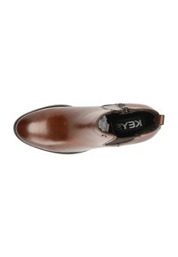 Stivale alla caviglia in pelle marrone con finitura liscia, zip laterale e linguetta per il tiraggio. Presenta una punta arrotondata e una suola flessibile per il massimo comfort.