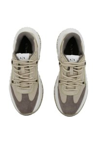 Beige und graue Schnürsneaker mit Mesh- und Wildlederpaneelen, dicke weiße Sohlen und A|X Armani Exchange Branding auf der Zunge.