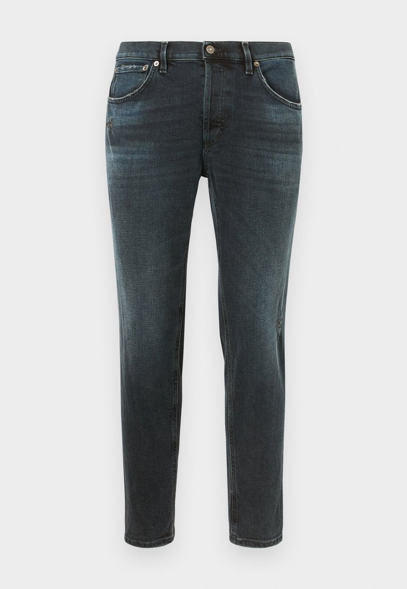 Jeans de mezclilla de color azul oscuro con un ajuste slim, cinco bolsillos, cierre frontal de botón y cremallera, ligero desgaste y detalles desgastados en los muslos.