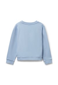 Světle modrá mikina s dlouhým rukávem a kulatým výstřihem, s žebrovanými manžetami a spodním lemem, zobrazená zezadu na bílém pozadí.