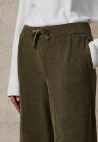 Next PULL-ON WIDE LEG   - Stoffhose - khaki green