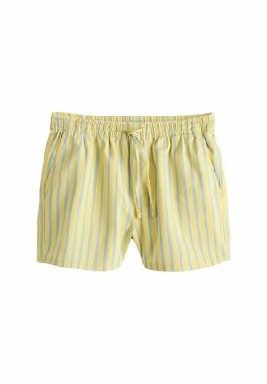 Žlté šortky s vertikálnymi modrými pruhmi, elastickým pásom, bočnými vreckami a sťahovacou šnúrkou vpredu.