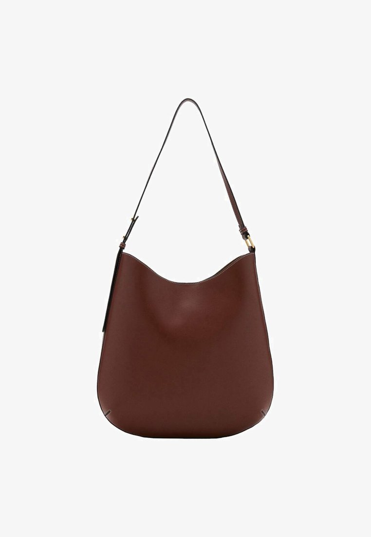 Borsa a tracolla in pelle marrone con silhouette curva, tracolla singola e dettagli di cucitura discreti. Texture liscia senza hardware visibile.