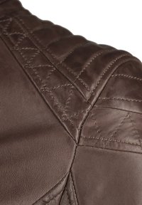 Braune Lederjacke mit einem gesteppten Design an der Schulter, glatter Textur und sichtbaren Nähtelementen für zusätzlichen Detail.