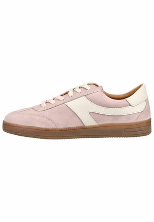 Zapatilla deportiva baja de ante rosa con detalles en cuero blanco, cordones blancos y suela de goma marrón, mostrada desde el lado exterior.