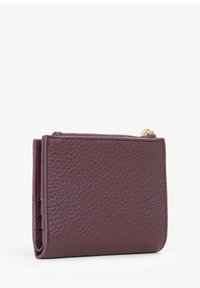 Portafoglio in pelle bordeaux con superficie texturizzata, forma rettangolare compatta e dettaglio con cerniera dorata sulla parte superiore.