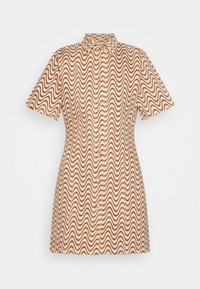 Robe à manches courtes en tissu beige avec un motif ondulé marron ; elle présente une fermeture à boutons sur le devant et un col avec revers.