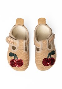 Beżowe buty z tkaniny o teksturowanym, plecionym wzorze, ozdobione czerwonymi cekinowymi wiśniami i zielonymi liśćmi, z brązowym paskiem zapewniającym pewne dopasowanie.