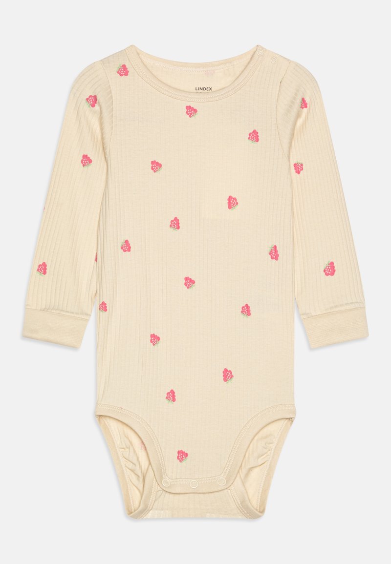 Langærmet baby bodystocking i ribbet creme stof, prydet med spredte rosa jordbærmønstre og trykknapper i bunden.