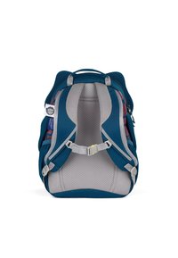 Zaino blu e grigio con spallacci e pannello posteriore imbottiti. Presenta un cinturino regolabile e una texture a rete per la ventilazione. Tasca con zip visibile.