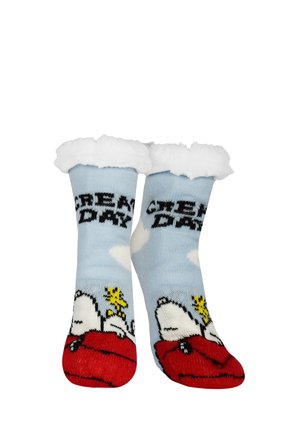 Hellblaue flauschige Socken mit Snoopy und Woodstock auf einem roten Hundehäuschen und dem Schriftzug "Green Day" in Schwarz oben drauf.