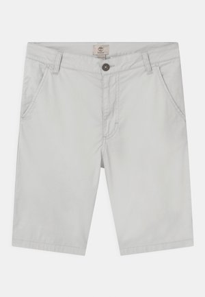 Shorts gris clair en coton. Coupe classique avec fermeture à bouton, passants de ceinture et deux poches avant. Texture lisse et design épuré.