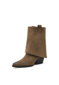 Stivali ankle in suede marrone con parte superiore piegata, punta appuntita e tacco a cuneo basso, caratterizzati da una superficie liscia e minimi dettagli in metallo.