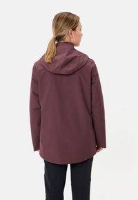 Giacca impermeabile bordeaux con cappuccio, maniche lunghe e vestibilità ampia. Tessuto liscio e design minimal con un piccolo logo sul retro.