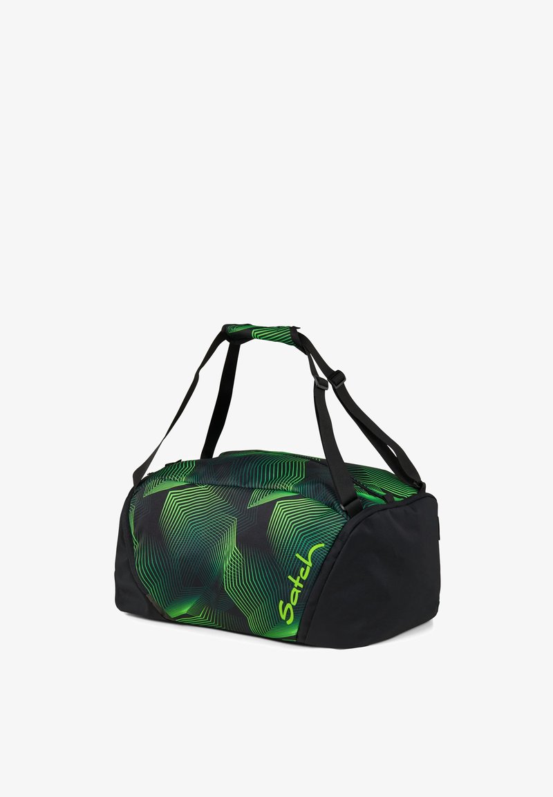 Sporttasche aus schwarzem Stoff mit grünem geometrischen Muster und Schultergurten. Rundliche Form mit einem Reißverschluss-Hauptfach.