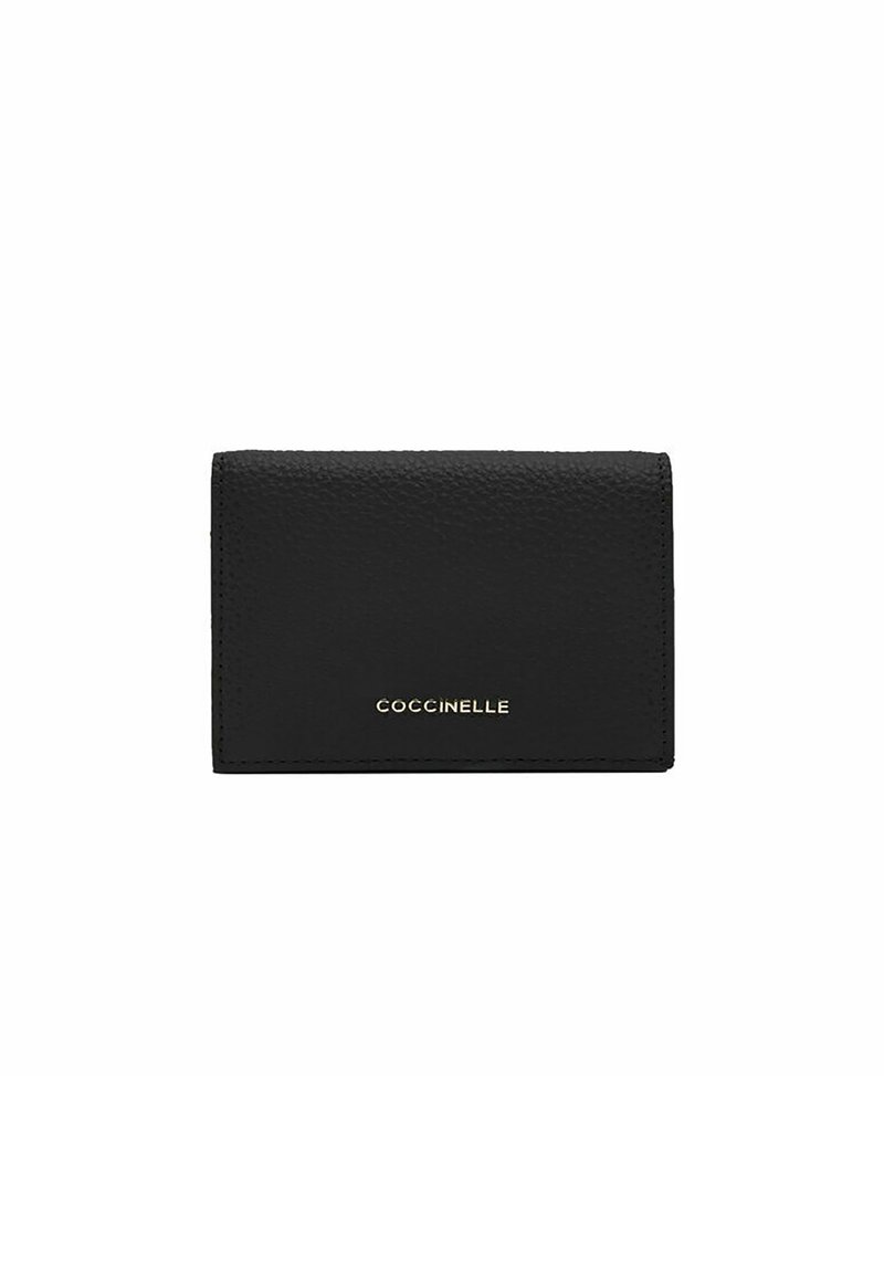 Portafoglio in pelle nera con superficie texture, design pieghevole a due scomparti e logo dorato impresso sulla parte anteriore. Forma compatta con bordi puliti.