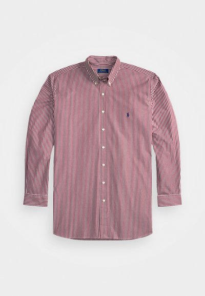 Ανδρική πουκαμίσα με μακριά μανίκια και κουμπιά σε κόκκινες και ναυτικές κατακόρυφες ρίγες. Υφασμένη από βαμβάκι με κλασικό γιακά και λευκά κουμπιά. Μικρό λογότυπο στο στήθος.